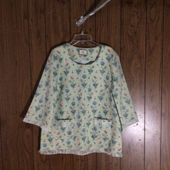 Tuckerneck Fringe and Floral top with pockets - Picture 2 of 7